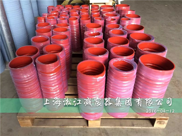 為某化工廠定做的紅色非標(biāo)卡箍式橡膠軟連接發(fā)貨現(xiàn)場(chǎng) 紅色非標(biāo)卡箍式橡膠軟連接
