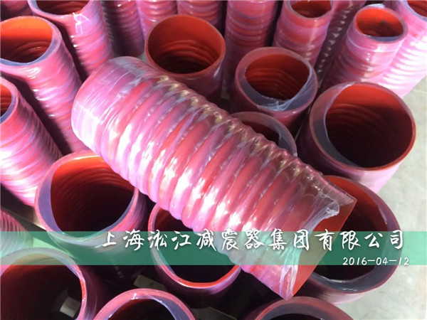 為某化工廠定做的紅色非標(biāo)卡箍式橡膠軟連接發(fā)貨現(xiàn)場(chǎng) 紅色非標(biāo)卡箍式橡膠軟連接