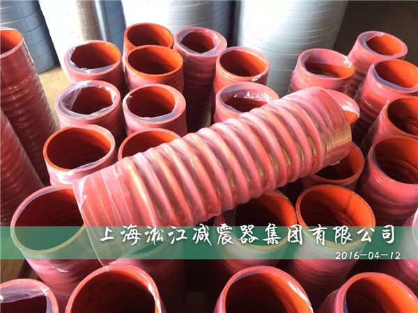 為某化工廠定做的紅色非標(biāo)卡箍式橡膠軟連接發(fā)貨現(xiàn)場(chǎng) 紅色非標(biāo)卡箍式橡膠軟連接