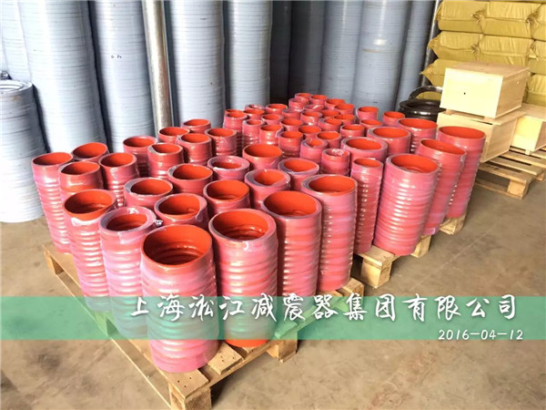 為某化工廠定做的紅色非標(biāo)卡箍式橡膠軟連接發(fā)貨現(xiàn)場(chǎng) 紅色非標(biāo)卡箍式橡膠軟連接