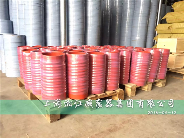 為某化工廠定做的紅色非標(biāo)卡箍式橡膠軟連接發(fā)貨現(xiàn)場(chǎng) 紅色非標(biāo)卡箍式橡膠軟連接