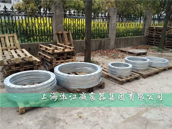 常州客戶定做的熱鍍鋅法蘭橡膠軟接頭到貨