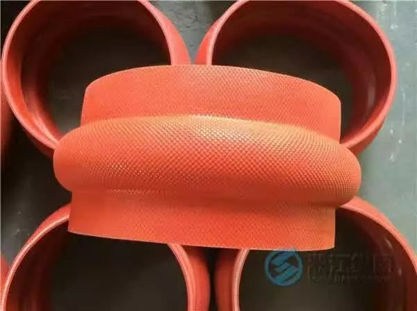 以下是上海淞江紅色硅膠卡箍橡膠軟接頭發(fā)貨現(xiàn)場！