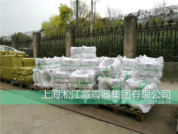 法蘭式橡膠軟連接和卡箍式橡膠軟連接在安裝上有什么不同？
